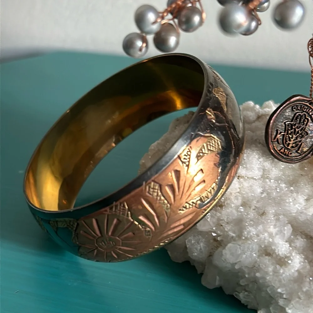Vintage Brass Tri-Colored Floral Etched Chunky Bangle Bracelet - Picture 4 of 4
